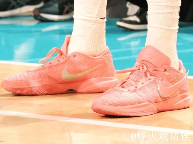 马尔卡宁脚踏粉色Lebron20，狂砍33分16篮板展现绝佳篮板嗅觉